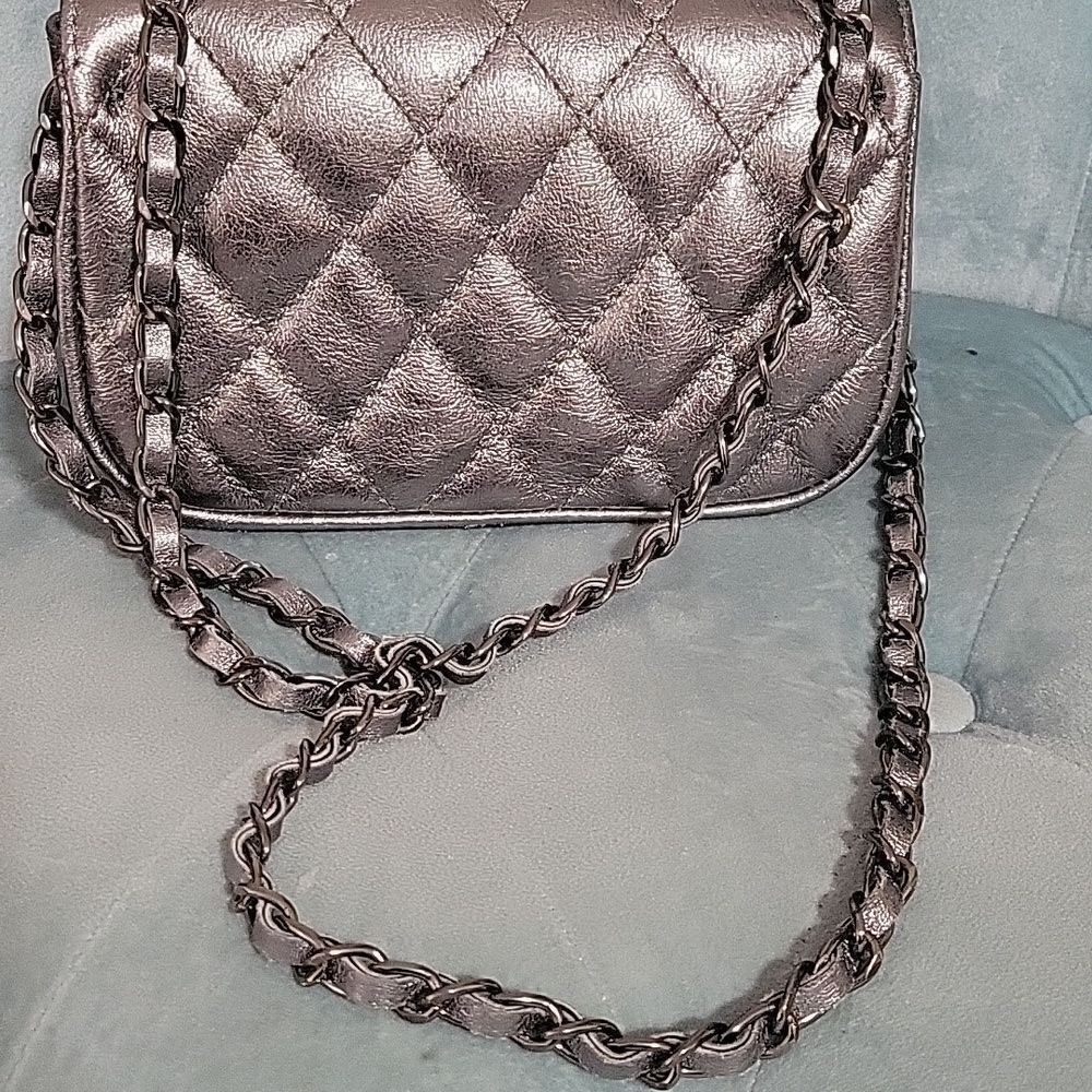 Metallic leather bag. - Picture 5 of 12